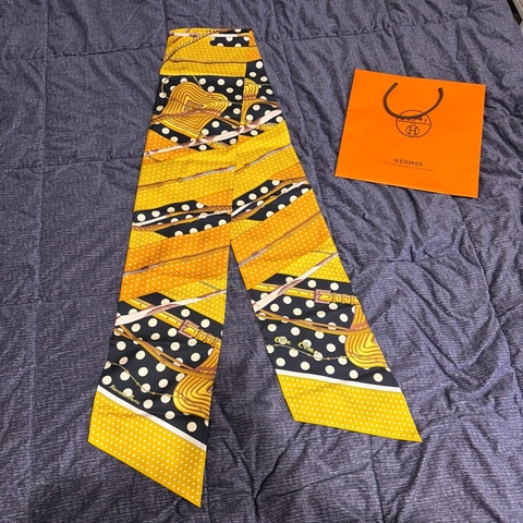 Hermès Maxi Twilly 巨型twilly Clic Clac à Pois en Soie Silk絲巾