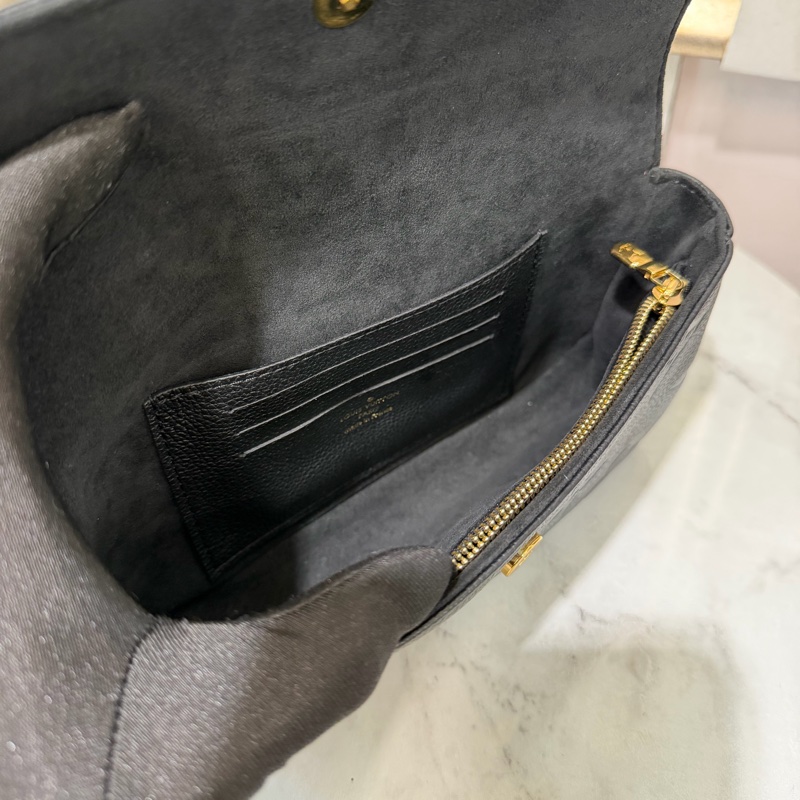 LV 黑牛皮壓紋WalletOnChain Ivy 金釦下蓋肩斜背包M82154-5