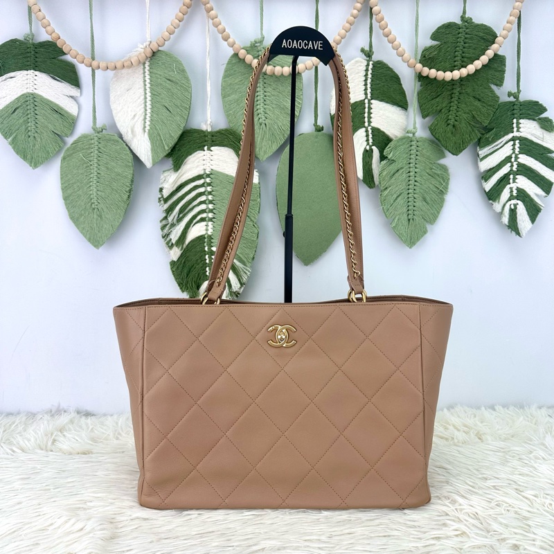 CHANEL 22b 奶茶色小牛皮 Tote bag 晶片款-0