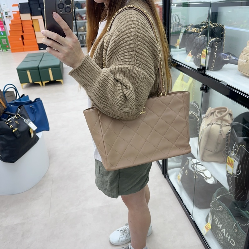 CHANEL 22b 奶茶色小牛皮 Tote bag 晶片款-1
