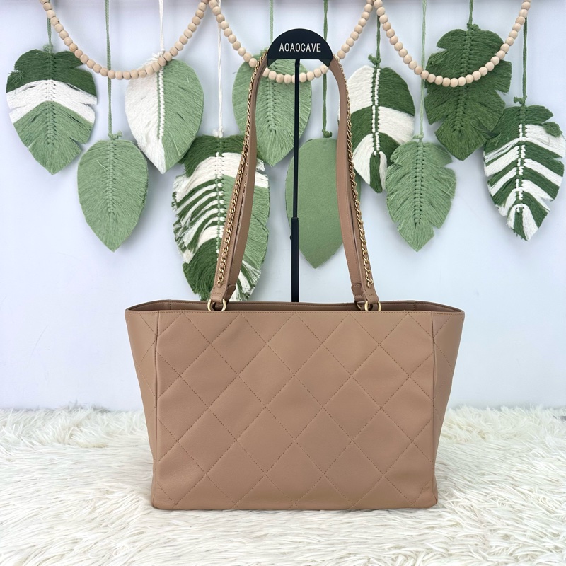 CHANEL 22b 奶茶色小牛皮 Tote bag 晶片款-4