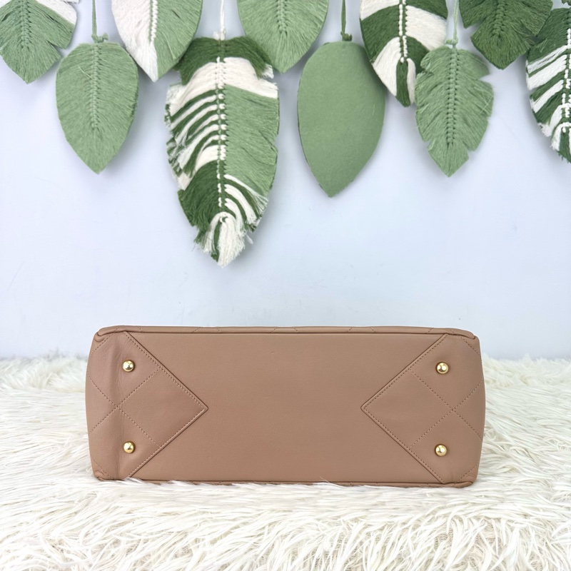 CHANEL 22b 奶茶色小牛皮 Tote bag 晶片款-5