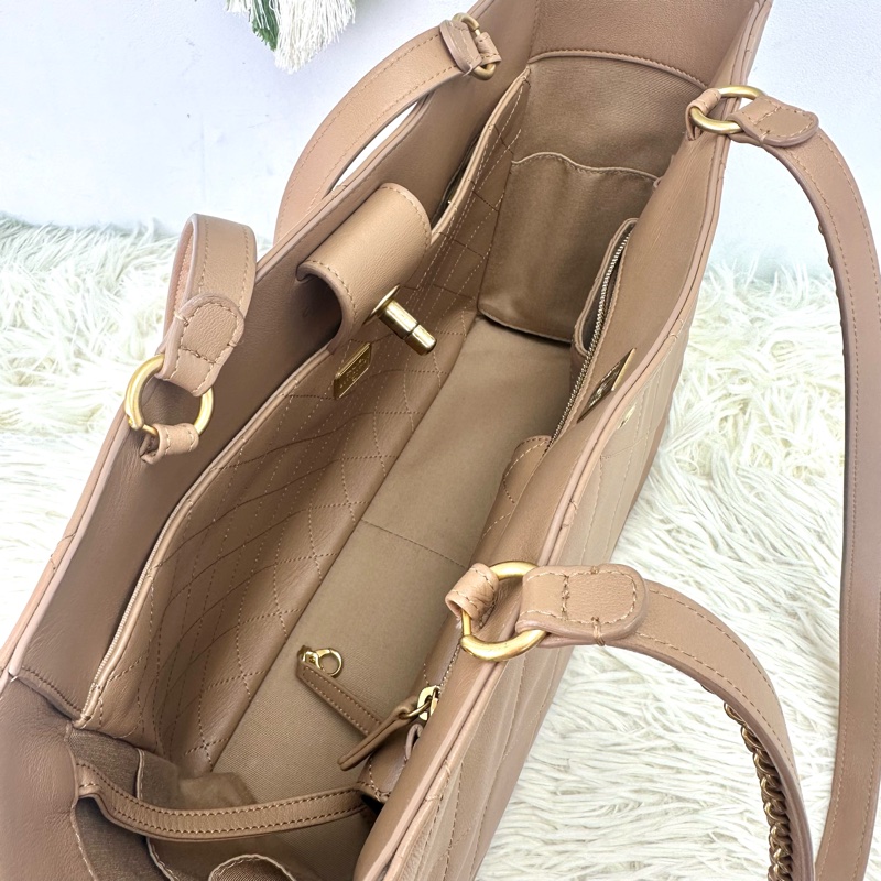 CHANEL 22b 奶茶色小牛皮 Tote bag 晶片款-6