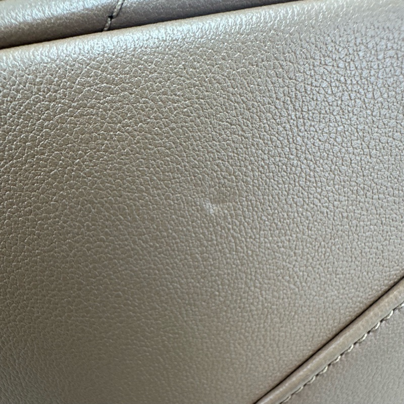 CHANEL 22b 奶茶色小牛皮 Tote bag 晶片款-11