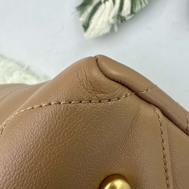 CHANEL 22b 奶茶色小牛皮 Tote bag 晶片款-14