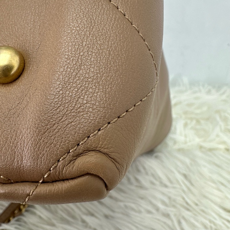 CHANEL 22b 奶茶色小牛皮 Tote bag 晶片款-16