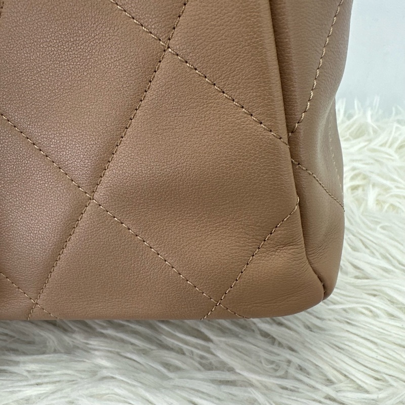 CHANEL 22b 奶茶色小牛皮 Tote bag 晶片款-17