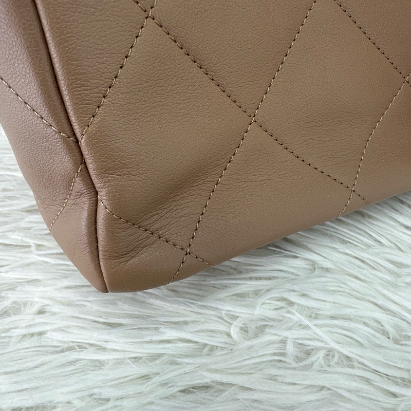 CHANEL 22b 奶茶色小牛皮 Tote bag 晶片款-18