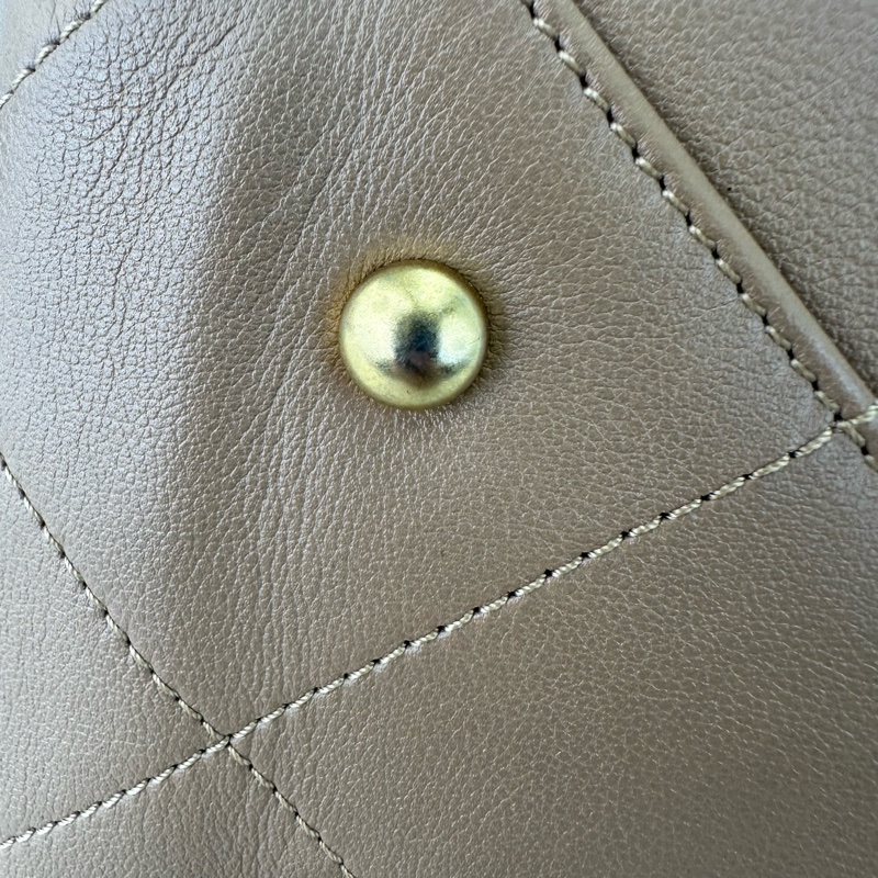 CHANEL 22b 奶茶色小牛皮 Tote bag 晶片款-19