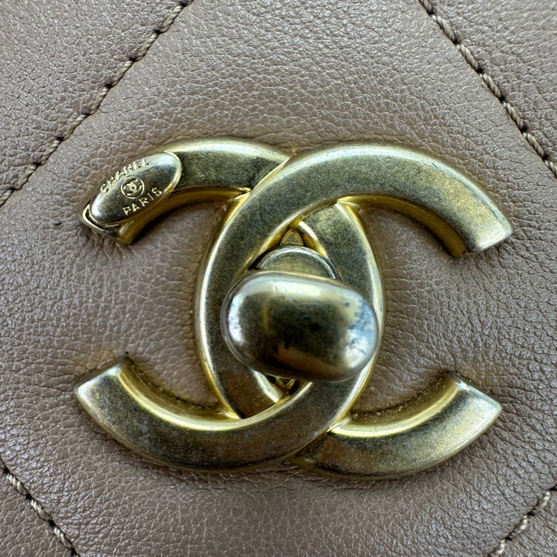 CHANEL 22b 奶茶色小牛皮 Tote bag 晶片款-21
