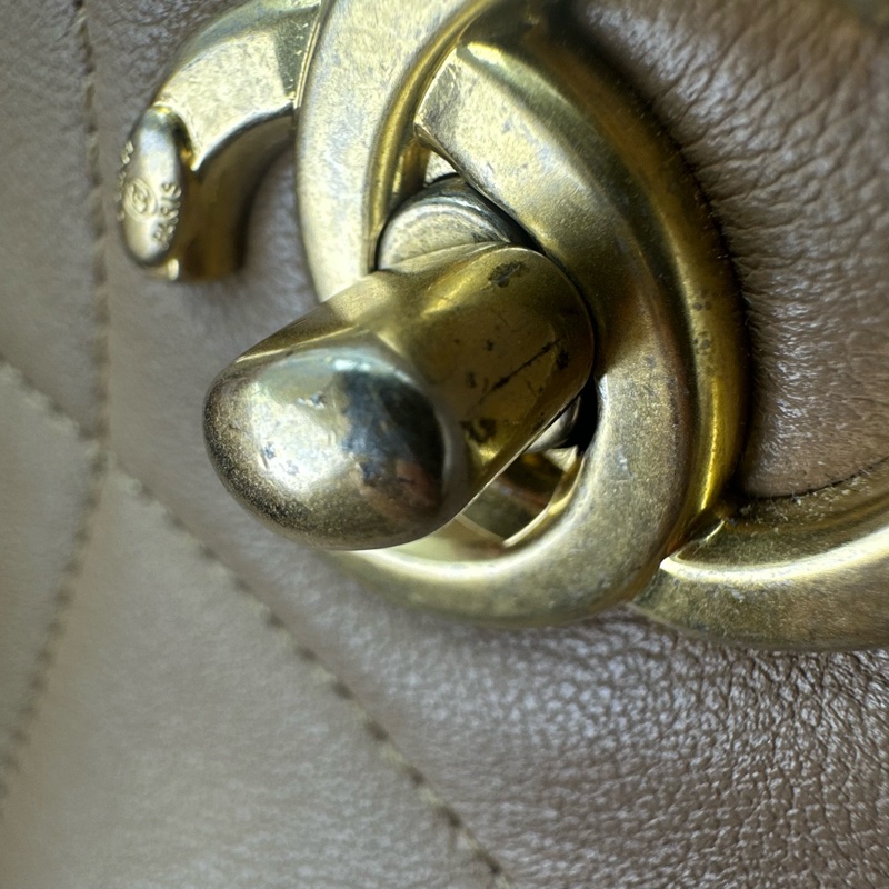 CHANEL 22b 奶茶色小牛皮 Tote bag 晶片款-22