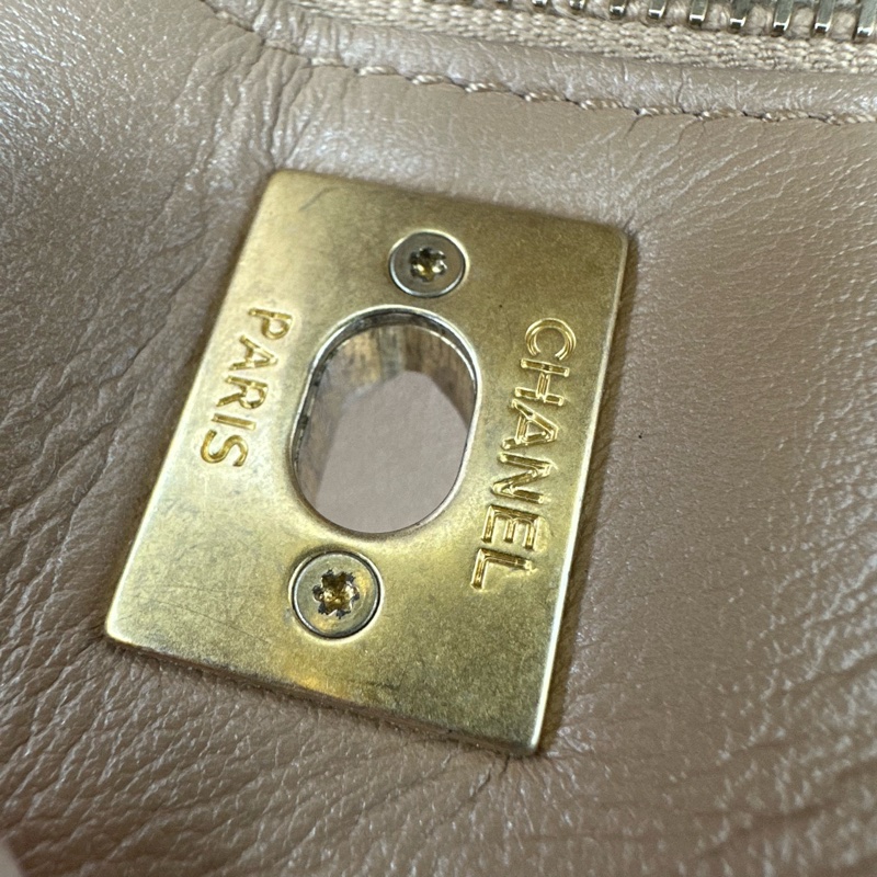 CHANEL 22b 奶茶色小牛皮 Tote bag 晶片款-23