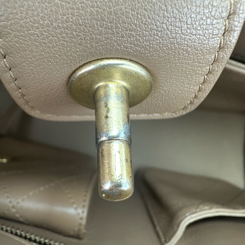 CHANEL 22b 奶茶色小牛皮 Tote bag 晶片款-24