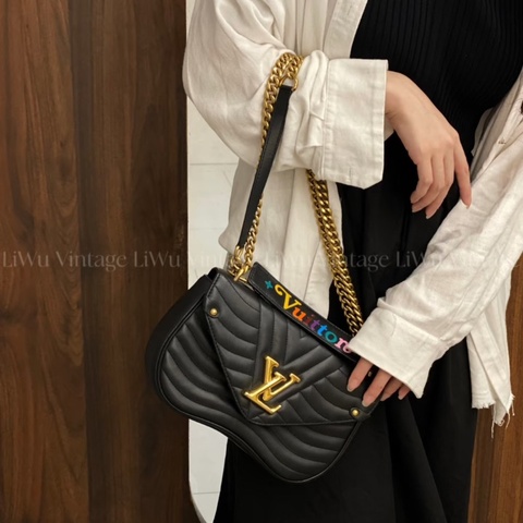 LV NEW WAVE 黑色金扣 手提斜背屁股包 20*14  98新配件塵袋