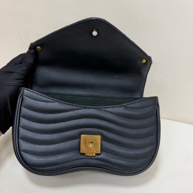 LV NEW WAVE 黑色金扣 手提斜背屁股包 20*14  98新配件塵袋-2