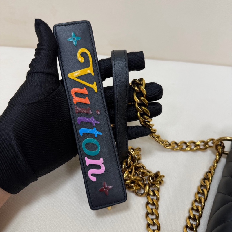 LV NEW WAVE 黑色金扣 手提斜背屁股包 20*14  98新配件塵袋-6