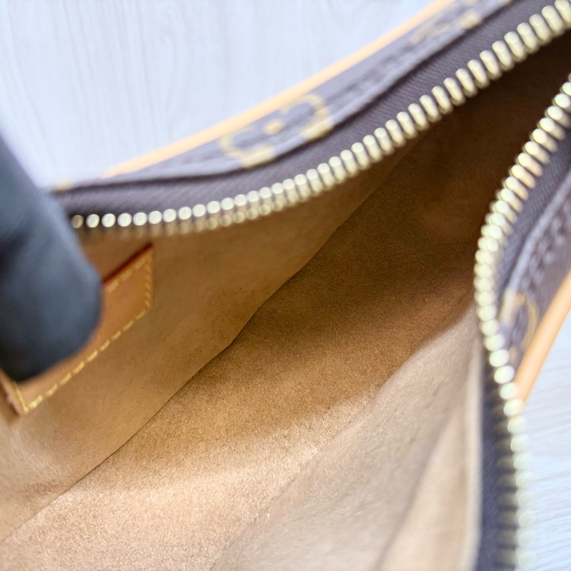 LV原花金釦LOOP彎月腋下包 M81098-15