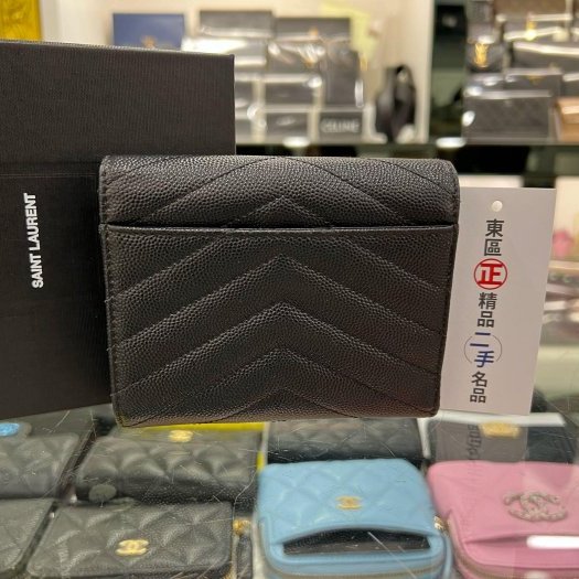 東區正精品㊣YSL SAINT LAURENT 403943 黑色V紋釦式拉鍊零錢袋三折中短夾 RZ5684-10