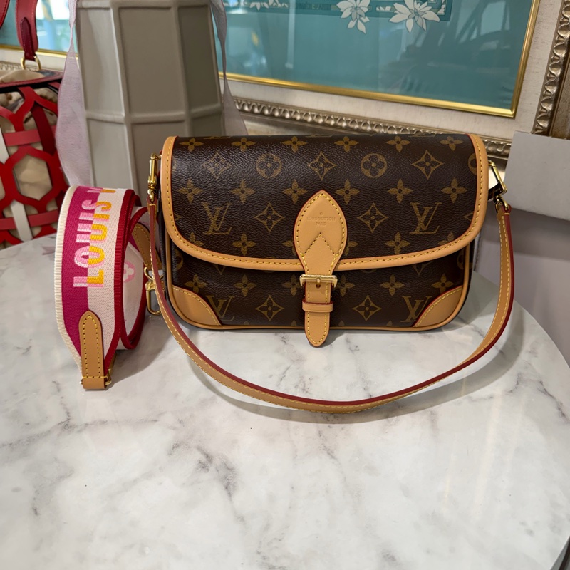 LV 原花Diane金釦下蓋肩斜背法棍包M46049-0