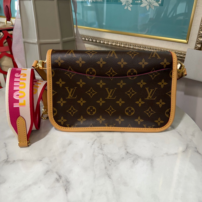 LV 原花Diane金釦下蓋肩斜背法棍包M46049-1
