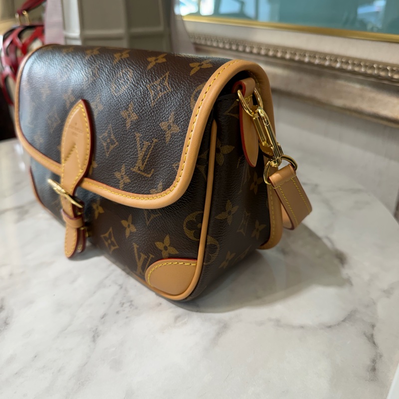 LV 原花Diane金釦下蓋肩斜背法棍包M46049-2