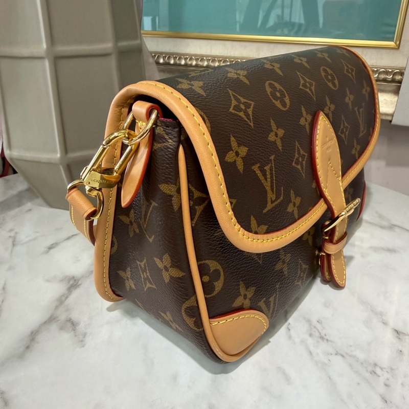 LV 原花Diane金釦下蓋肩斜背法棍包M46049-3