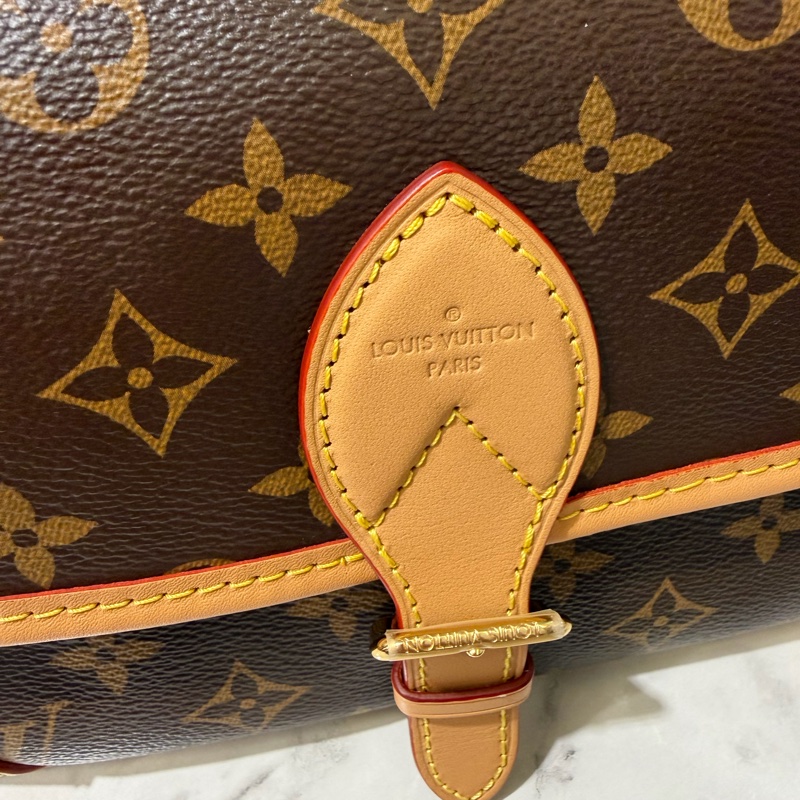 LV 原花Diane金釦下蓋肩斜背法棍包M46049-4