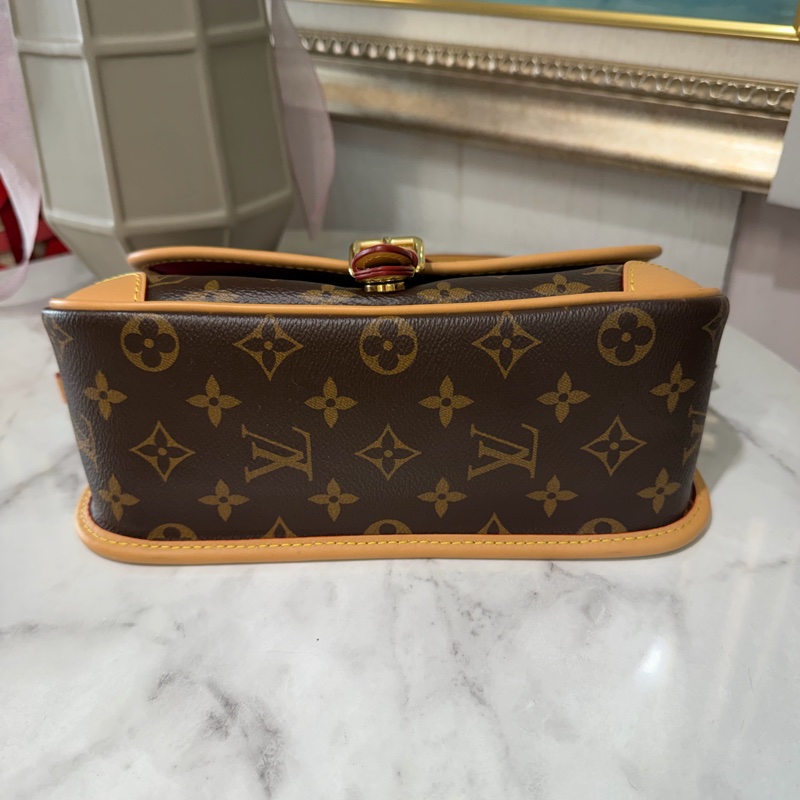 LV 原花Diane金釦下蓋肩斜背法棍包M46049-5