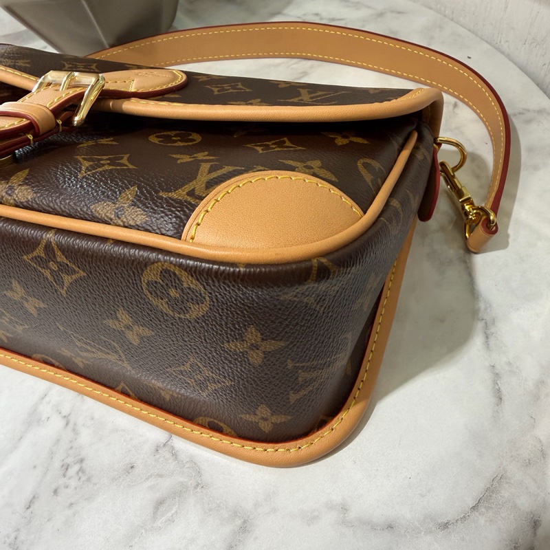 LV 原花Diane金釦下蓋肩斜背法棍包M46049-6