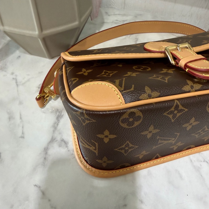 LV 原花Diane金釦下蓋肩斜背法棍包M46049-7