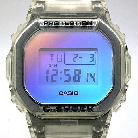 卡西歐 G-SHOCK DW-5600SRS-7 炫彩系列鏤空腕錶，彩虹金屬光澤，方形設計，速度型。 2022年6月發售。可在三國丘店購買。