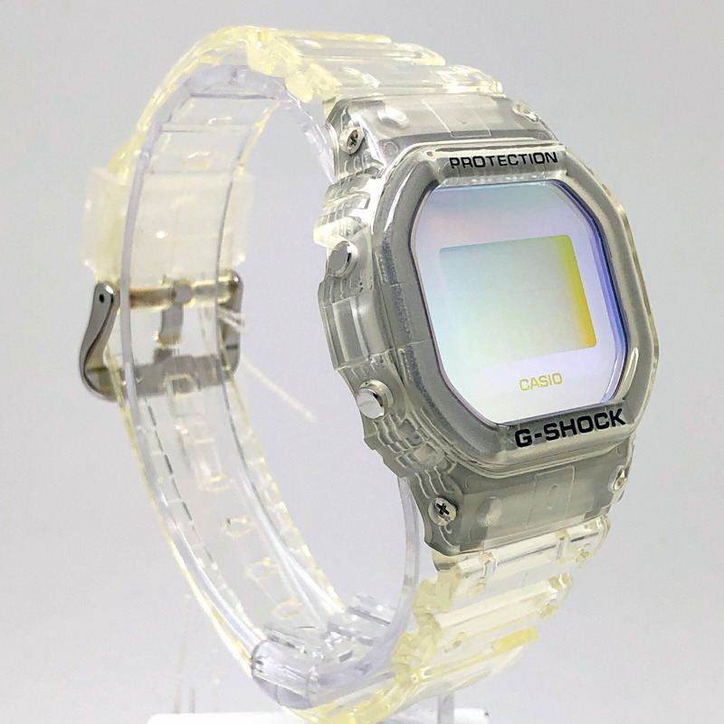 卡西歐 G-SHOCK DW-5600SRS-7 炫彩系列鏤空腕錶，彩虹金屬光澤，方形設計，速度型。 2022年6月發售。可在三國丘店購買。-1