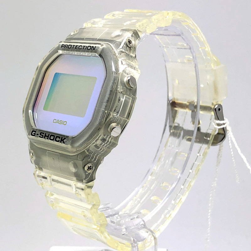 卡西歐 G-SHOCK DW-5600SRS-7 炫彩系列鏤空腕錶，彩虹金屬光澤，方形設計，速度型。 2022年6月發售。可在三國丘店購買。-2