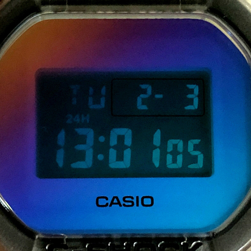 卡西歐 G-SHOCK DW-5600SRS-7 炫彩系列鏤空腕錶，彩虹金屬光澤，方形設計，速度型。 2022年6月發售。可在三國丘店購買。-8