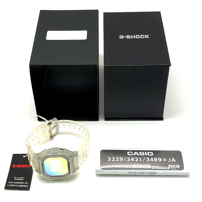 卡西歐 G-SHOCK DW-5600SRS-7 炫彩系列鏤空腕錶，彩虹金屬光澤，方形設計，速度型。 2022年6月發售。可在三國丘店購買。-9