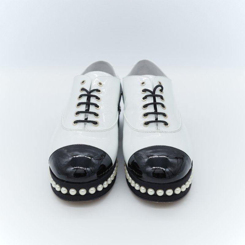Chanel 香奈兒 黑白雙色 亮面漆皮 珍珠裝飾牛津鞋-1