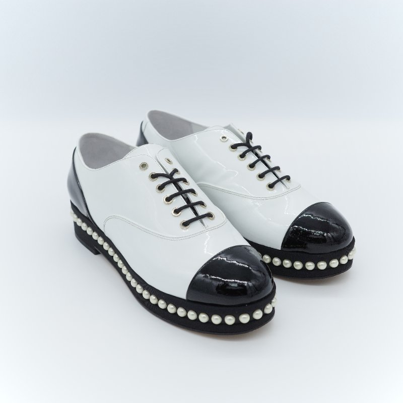 Chanel 香奈兒 黑白雙色 亮面漆皮 珍珠裝飾牛津鞋-2
