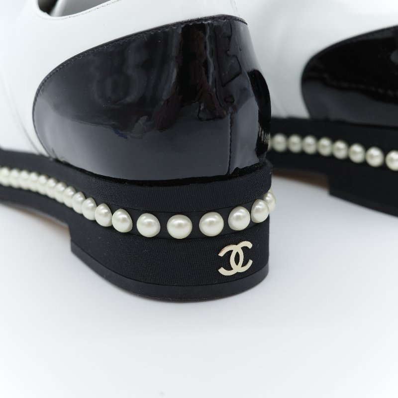 Chanel 香奈兒 黑白雙色 亮面漆皮 珍珠裝飾牛津鞋-10