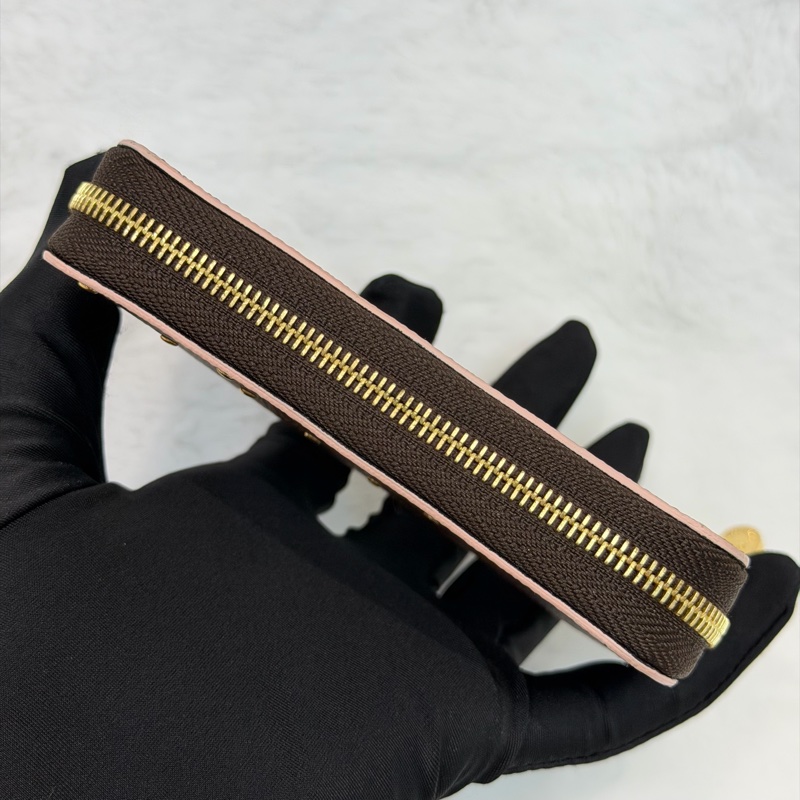 LV 菱形棋盤格鉚釘拉鍊短夾 O178-6