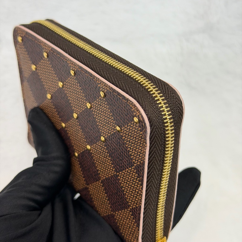 LV 菱形棋盤格鉚釘拉鍊短夾 O178-7