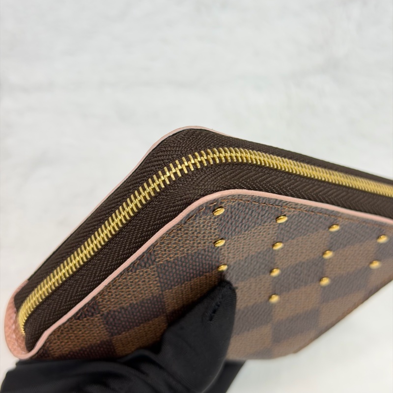 LV 菱形棋盤格鉚釘拉鍊短夾 O178-8