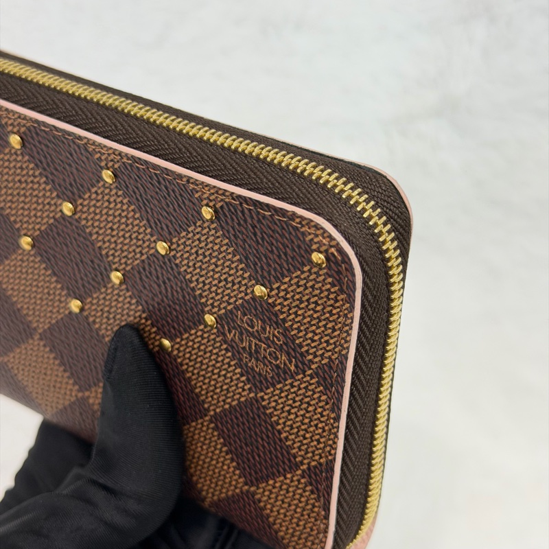 LV 菱形棋盤格鉚釘拉鍊短夾 O178-9