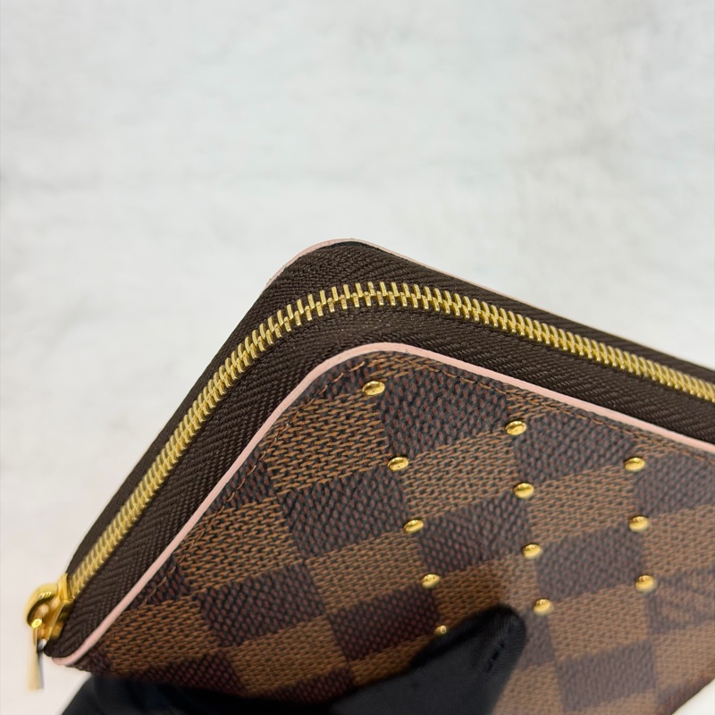 LV 菱形棋盤格鉚釘拉鍊短夾 O178-10