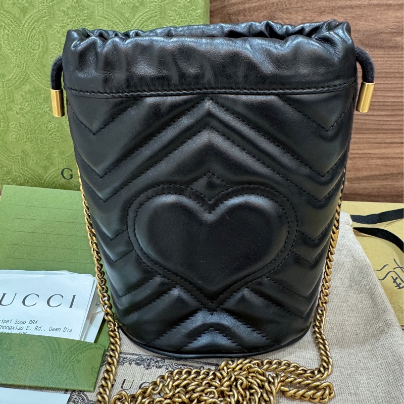 GUCCI 古馳 GG Marmont 山形縫線鍊帶水桶包(黑色)-1