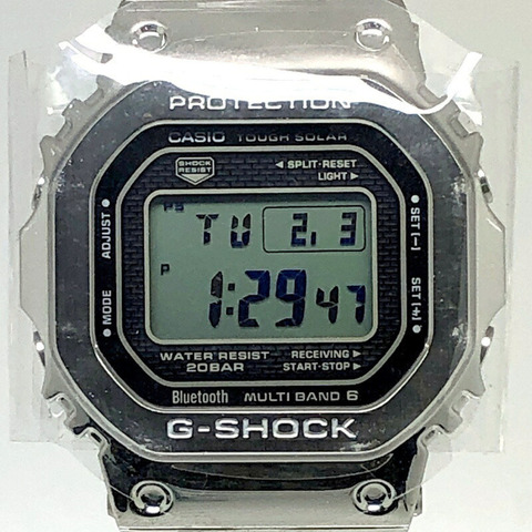卡西歐 G-SHOCK GMW-B5000D-1 全金屬銀色手錶，具備電波太陽能動力、藍牙、手機連接、LED 背光和旋入式後蓋。 2018 年 4 月發布。可在 Mikunigaoka 商店購買。