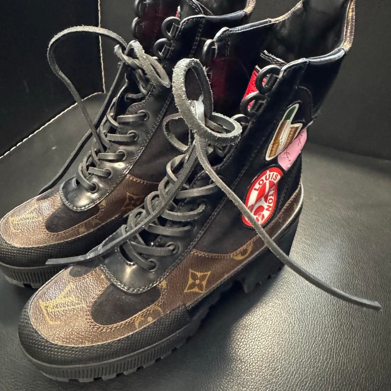 LV 老花徽章短靴-1
