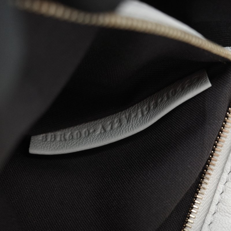 Fendi 芬迪 FF logo Baguette 白色 nappa牛皮 3D 浮雕 肩背包 法棍包-21