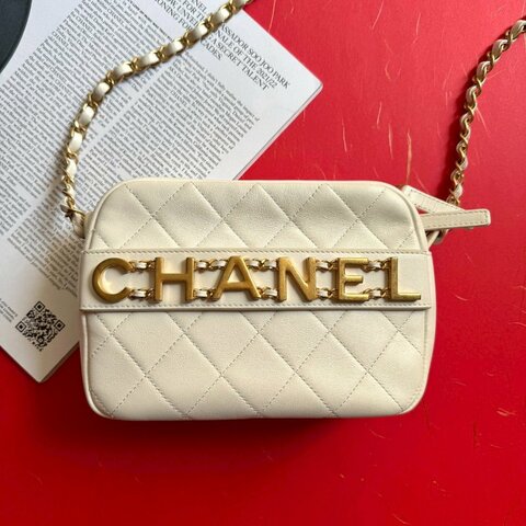 📍預算10萬內要買 CHANEL 白色金色LOGO相機鍊包