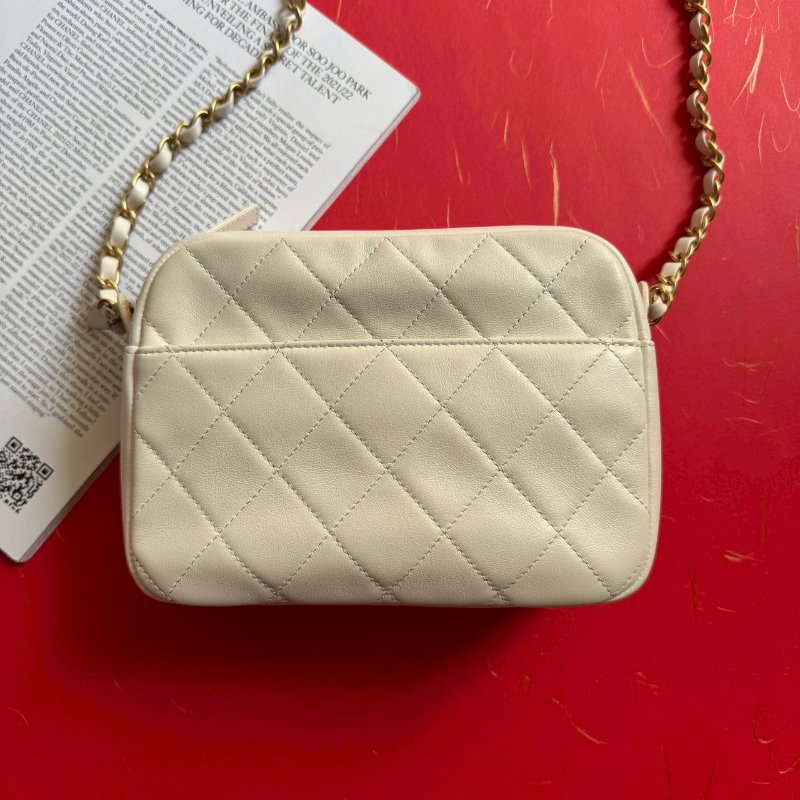 📍預算10萬內必買 CHANEL 白色金色LOGO相機鍊包-1