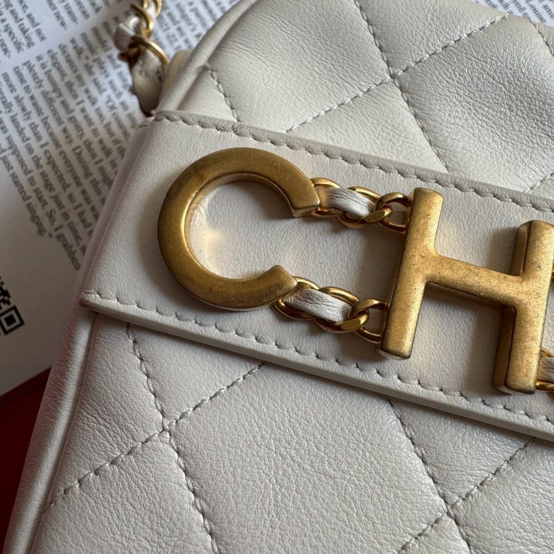 📍預算10萬內必買 CHANEL 白色金色LOGO相機鍊包-2